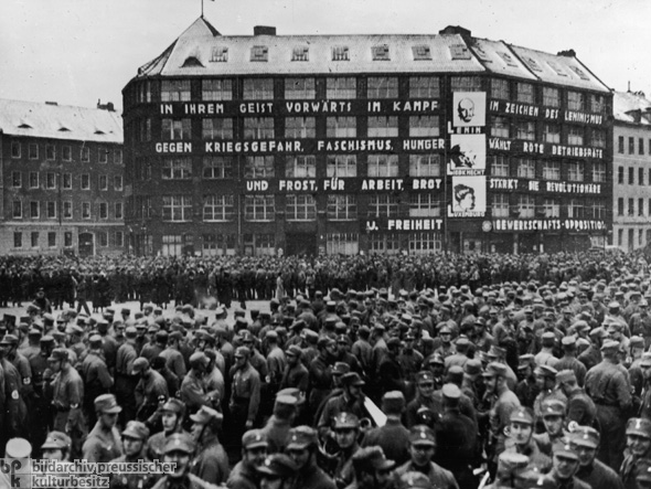 Das Karl-Liebknecht-Haus, Parteizentrale der Kommunistischen Partei Deutschlands [KPD], auf dem Berliner Bülowplatz (22. Januar 1933)